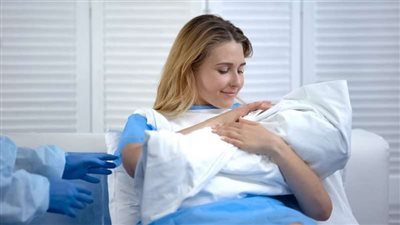 بلاش4 قبلات.. طبيب يحذر الأسر من هذا الفعل بعد الولادة