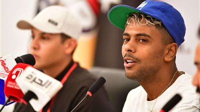 بمؤتمر صحفي على هامش مهرجان صيف بنغازي.. عفروتو يعلق على جلابية ويجز وأغنية أحمد سعد