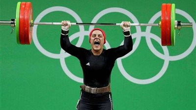 البطلة سارة سمير تهدي الميدالية الفضية للرئيس عبد الفتاح السيسي