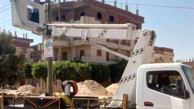 صيانة كشافات الإنارة والمحولات في مركز بدر