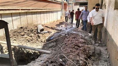 رئيس مدينة كوم حماده يتفقد مشروع الصرف الصحى بقرية صفط العنب