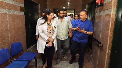 محافظ أسيوط يفاجئ العاملين بعيادات التأمين الصحي ويوجه بتوفير أدوية للمرضى