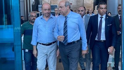 وزير الطيران المدني يجري جولة تفقدية مفاجئة لمطار سفنكس الدولي