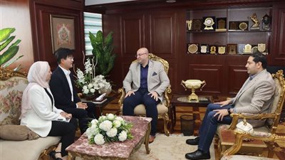 محافظ بني سويف يناقش مع رئيس شركة سامسونج إليكترونيكس مصر التوسعات وزيادة الصادرات