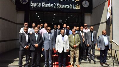 محافظ أسيوط يسلم عقود 26 ورشة بمجمع الصناعات للمنتفعين من الشباب