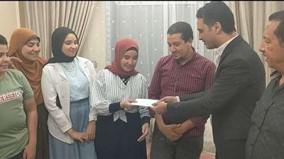 حزب الشعب الجمهوري بأسيوط يكرم صاحبة المركز السابع على الجمهورية