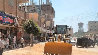 رئيس مدينة بدر يتابع أعمال تمهيد الطرق الرئيسية والنظافة اليومية