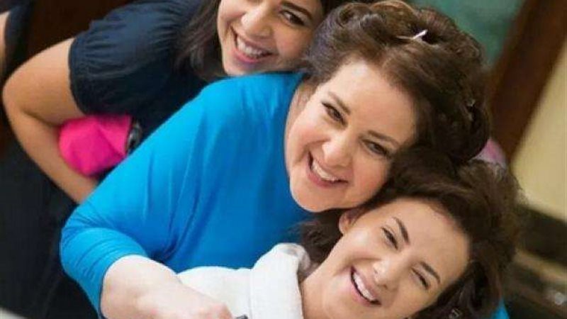 دلال عبد العزيز وبنتها