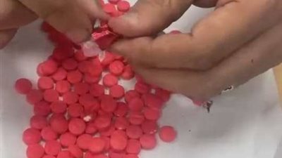 جمارك طرود البريد بمطار القاهرة الدولي تُحبط محاولة تهريب 164 قرص ترامادول