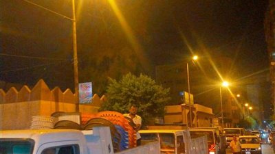 «رئيس دمنهور» يقود حملة ليلية مكبرة لإزالة الإشغالات