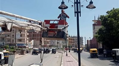 رئيس مركز أبو المطامير يتابع صيانة كشافات الإنارة والأعمدة المتهالكة بشوارع المدينة
