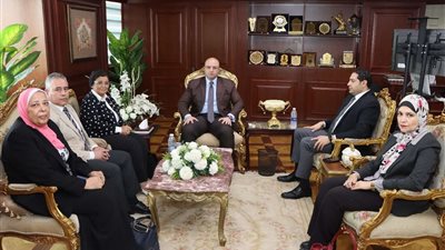 محافظ بني سويف يناقش مع نائب وزير الصحة للسكان وتنمية الأسرة جهود التعامل مع ملف القضية السكانية