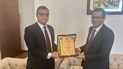 نقيب الصحفيين يبحث مع وزير الإسكان مطالب أعضاء النقابة وتعزيز سبل التعاون