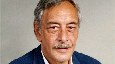من الجرسون وشيال إلى نجم شاشة.. قصة كفاح جميل راتب