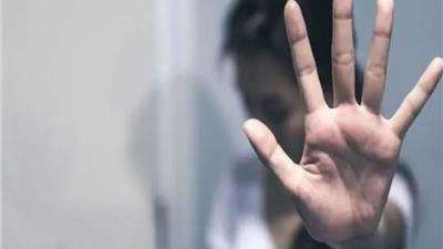 «حلقوا شعرها زيرو».. تفاصيل تعرض فتاة للضرب من قِبل والدها وشقيقها بالمقطم