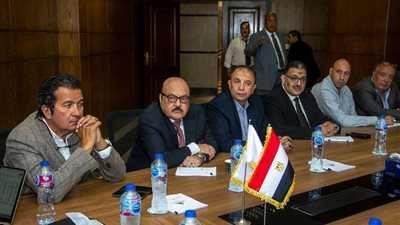 رئيس الغرف التجارية يبحث مشاكل قطاع السيارات مع أعضاء اللجنة العامة