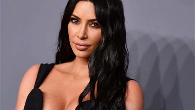 عارضة الأزياء العالمية كيم كارداشيان تعرض ملابسها الداخلية للبيع