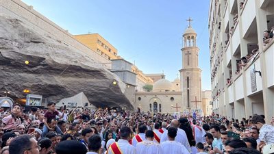 الآف الأقباط يحتفلون بدير السيدة العذراء بجبل درنكة في أسيوط ويشاركون في موكب الدورة..صور