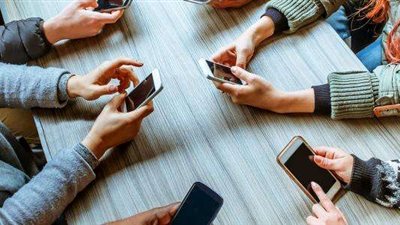 خبير نفسي يحذر: الإفراط في استخدام الإنترنت قد يؤدي إلى الإدمان ويضر بصحة الأطفال والبالغين