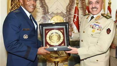 رئيس أركان القوات المسلحة يلتقي رئيس هيئة الأركان المشتركة الأمريكية خلال زيارته لمصر