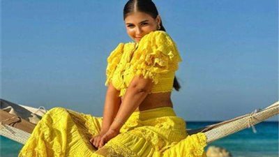 من العلمين.. ملك قورة تخطف الأنظار بإطلالة صيفية بفستان أصفر