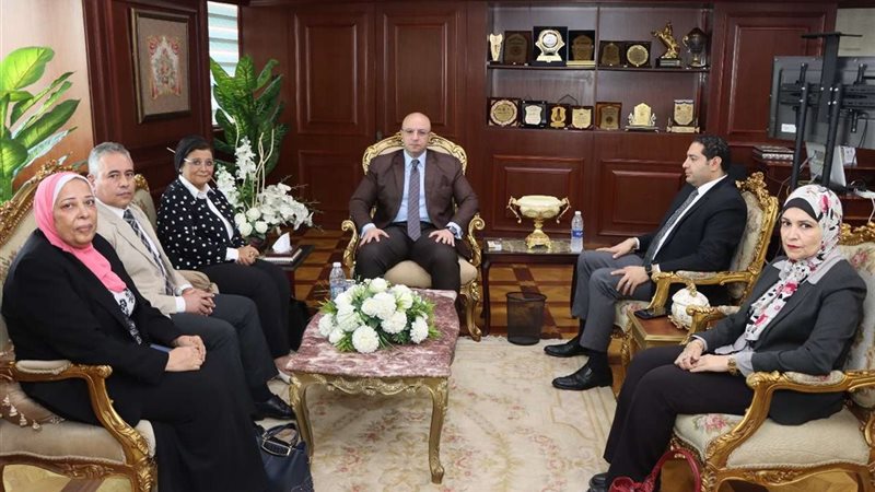 محافظ بني سويف يناقش
