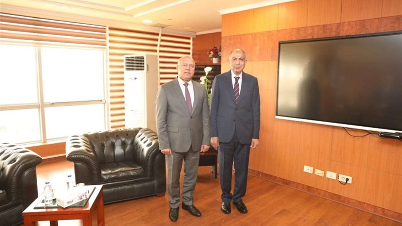 وزير الصناعة ومحافظ