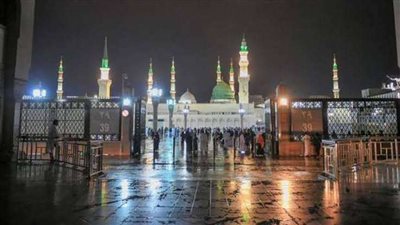 نفحات من السماء.. أمطار غزيرة تغسل المسجد النبوي بالمدينة المنورة | صور وفيديو