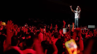 محمد حماقي يشعل مسرح عبادي الجوهر أرينا ضمن حفلات صيف جدة