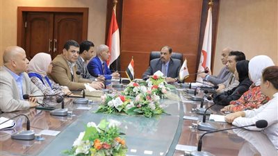 محافظ سوهاج يبحث مقترح تطوير الهوية البصرية لسوهاج بالتعاون مع الجامعة