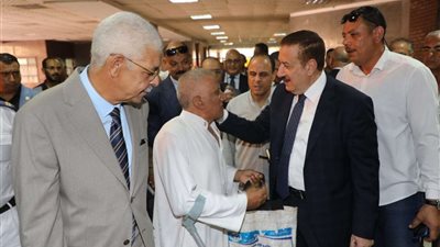 محافظ المنوفية يلتقي حالة إنسانية ويقرر صرف مساعدات مالية وعينية