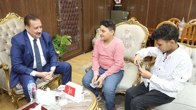 محافظ المنوفية يلبي رغبة اثنين من أبنائه الأيتام ويهديهم هواتف