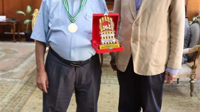 رئيس جامعة المنوفية يكرم الدكتور محمود عويضة