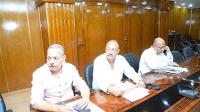 محافظ أسيوط يجتمع برؤساء المراكز ويشدد على إزالة التعديات وانهاء ملفي التصالح والتقنين