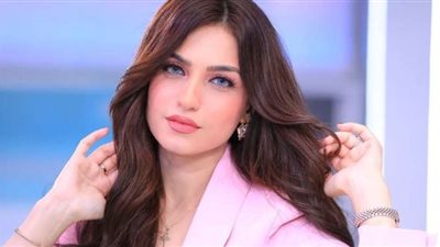 ياسمين عز تثير الجدل بتصريحاتها عن المساكنة والمرأة (فيديو)