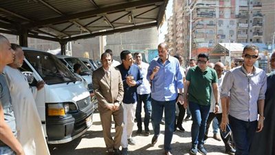 محافظ سوهاج يقوم بمرور مفاجئ لمواقف سيارات طما وطهطا وجهينة لمتابعة الالتزام بالتعريفة الجديدة