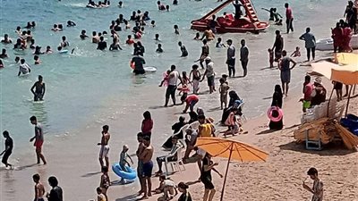 نسب إشغال متوسطة على شواطئ الإسكندرية ورفع الرايات الخضراء