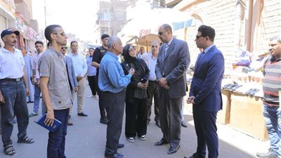 محافظ سوهاج ينقل رئيسة مدينة طما ويقيل نوابها وعددًا من رؤساء القرى خلال زيارة مفاجئة