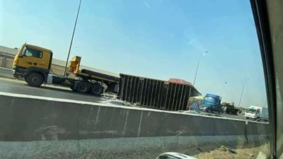 مصرع شخصين وإصابة آخرين فى حادث تصادم مقطورتين بالطريق الأوسطي حلوان