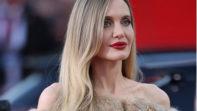 أنجلينا جولي تخطف الأنظار بإطلالة ساحرة في عرض فيلمها ”Maria“ بمهرجان فينيسيا
