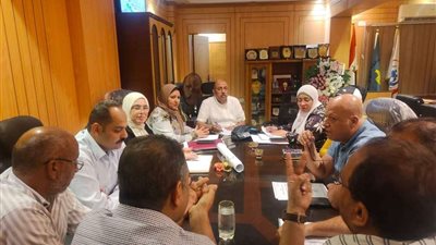 وكيل وزارة الصحة بأسيوط يبحث خطط تطوير الخدمات الصحية في اجتماع مع مديري الإدارات