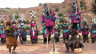 أسرار قبيلة الدوجون.. نظرة في أعماق الثقافة الأفريقية