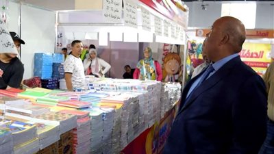 أيمن العشري يتفقد معرض 