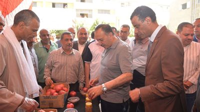 محافظ أسيوط يشهد الإحتفال بعيد الفلاح الـ 72 ويتفقد معرضاً للمنتجات الزراعية