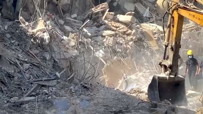 انتشال جثة أحد الضحايا من تحت أنقاض العقار المنهار