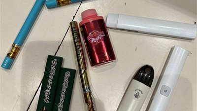 الجمارك تضبط فنان مشهور بحوزته سجائر إلكترونية بها ماريجوانا