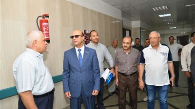 رئيس جامعة أسيوط يتفقد مستشفى جراحة قلب الأطفال