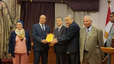 جمال جمعة يمنح السفير الياباني بالقاهرة درع اتحاد حماية الحياة البرية