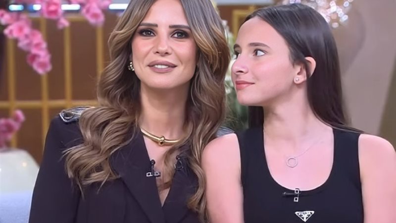 إيمان العاصي وابنتها
