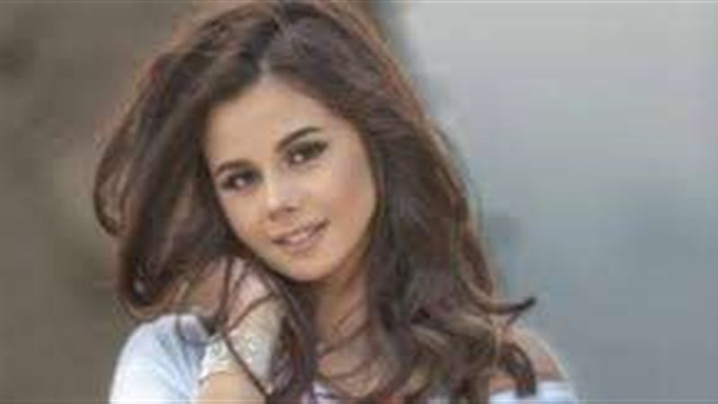 الفنانة منة عرفة